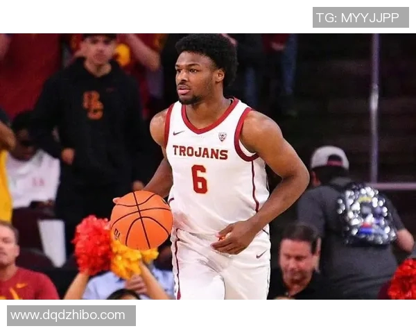 三球调侃布朗尼身材健壮引发热议网友纷纷点赞幽默互动不断