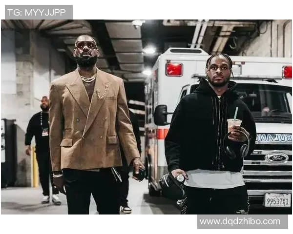 三球调侃布朗尼身材健壮引发热议网友纷纷点赞幽默互动不断